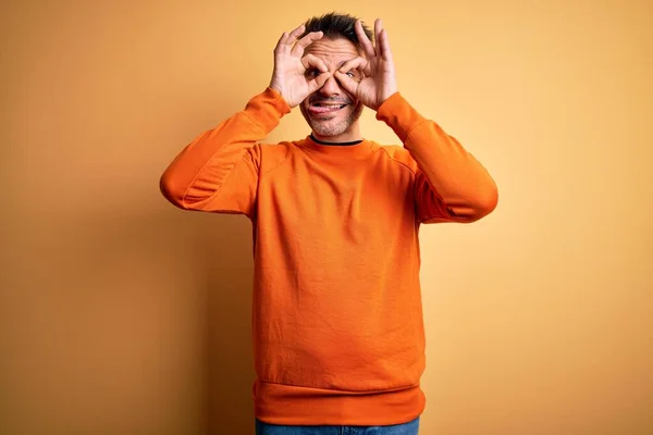 Ung Stilig Man Bär Orange Casual Tröja Stående Över Isolerad — Stockfoto