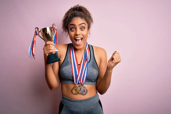 Jovem Afro Americana Menina Desportiva Fazendo Esporte Ganhando Medalhas Troféu — Fotografia de Stock