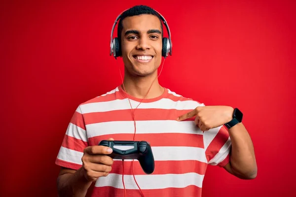 Knappe Afrikaanse Amerikaanse Gamer Die Videospel Speelt Met Behulp Van — Stockfoto