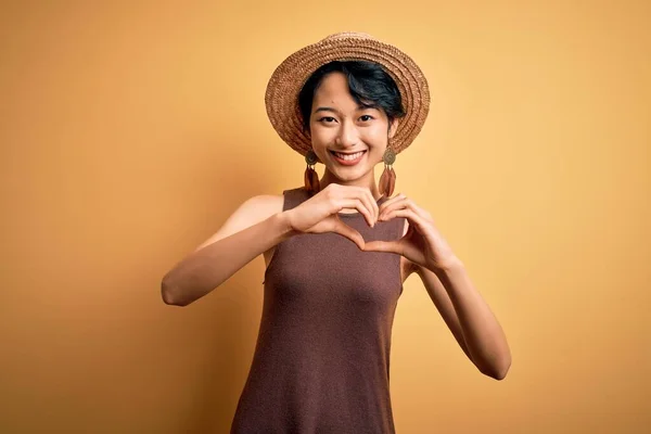 Giovane Bella Ragazza Asiatica Indossa Casual Shirt Cappello Sfondo Giallo — Foto Stock