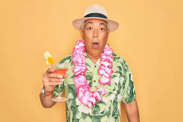 모자를 하와이 출신의 얼굴로 칵테일을 마시고 있습니다 두려움의 표정에 있었죠 — 스톡 사진