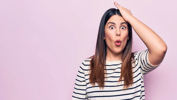 Joven Hermosa Mujer Morena Con Camiseta Rayas Casuales Sobre Fondo —  Fotos de Stock