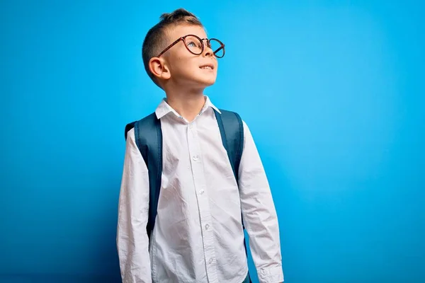 Jeune Enfant Étudiant Caucasien Portant Des Lunettes Intelligentes Sac École — Photo