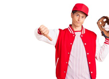 Beyzbol üniforması giyen genç yakışıklı adam elinde golve ve kızgın yüzüyle top tutuyor, negatif işareti baş parmakları aşağıda, reddedilme konsepti ise reddedilmiş. 
