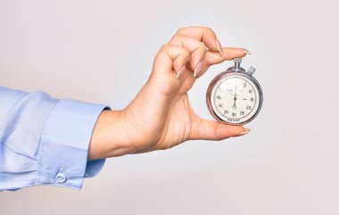 İzole edilmiş beyaz arka plan üzerinde kronometre kullanarak zamanı sayan beyaz bir kadının eli