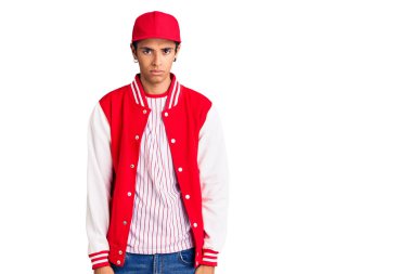 Beyzbol üniforması giyen Afrikalı genç bir Amerikalı şüpheci ve gergin, sorun yüzünden suratını asıyor. negatif kişi. 