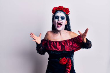 Meksika makyajlı genç bir kadın başarının çılgınlığını ve çılgınlığını kutluyor kollarını kaldırmış, gözlerini kapatmış heyecanlı çığlıklar atıyordu. Kazanan konsept 