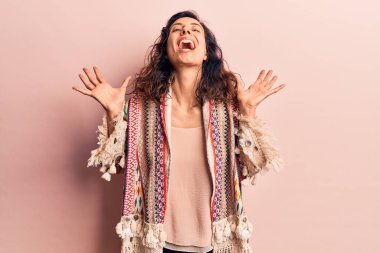 Genç ve güzel İspanyol kadın gündelik giysiler giyip başarının çılgınlığını kutluyor. Kollarını kaldırmış, gözlerini kapatmış heyecanlı çığlıklar atıyor. Kazanan konsept 