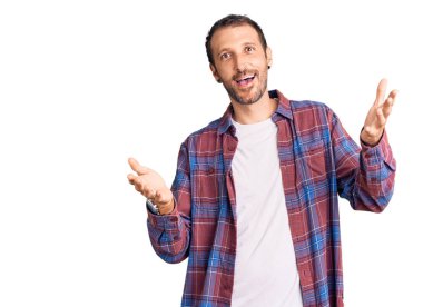 Gündelik kıyafetler giyen, neşeli gülümseyen, yardım eli uzatan ve kabullenen genç yakışıklı adam.. 