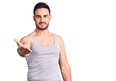 Mayo giyen genç yakışıklı adam ellerinin birarada dua ederek af diliyor kendinden emin bir şekilde gülümsüyor.. 