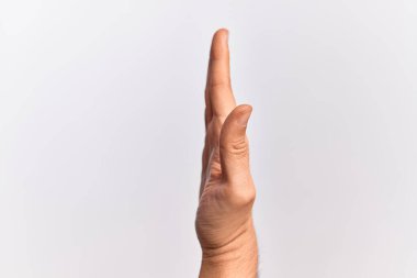 Beyaz arka planda parmaklarını gösteren beyaz tenli bir gencin eli uzatılmış el hareketlerini gösteriyor.