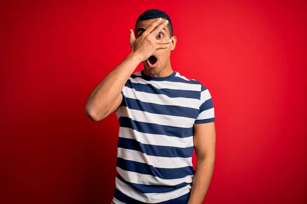 Schöner Afrikanisch Amerikanischer Mann Lässig Gestreiftem Shirt Der Vor Rotem — Stockfoto