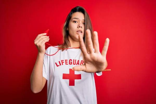 Jeune Belle Fille Brune Sauveteur Portant Shirt Avec Croix Rouge — Photo