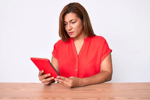 Brünette Hispanische Frau Mittleren Alters Mit Touchpad Sitzt Auf Dem — Stockfoto
