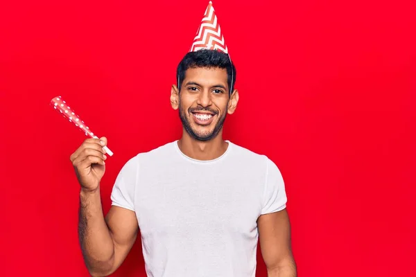 Ung Latin Man Bär Födelsedagshatt Ser Positiv Och Glad Stående — Stockfoto