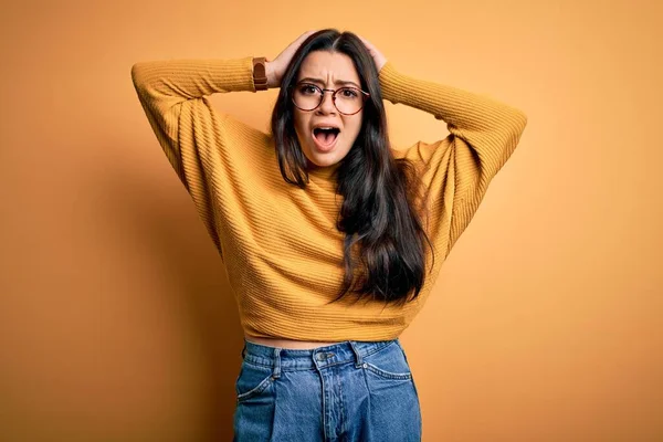 Jonge Brunette Vrouw Dragen Bril Casual Trui Geel Geïsoleerde Achtergrond — Stockfoto