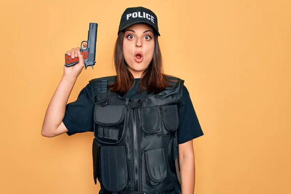 Jovem Bela Policial Morena Vestindo Uniforme Policial Prova Balas Boné — Fotografia de Stock