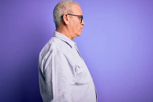 Middelbare Leeftijd Knappe Hamburger Man Dragen Gestreepte Shirt Bril Paarse — Stockfoto