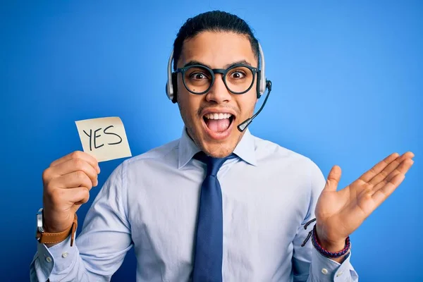 Jonge Braziliaanse Call Center Agent Man Met Een Herinnering Papier — Stockfoto