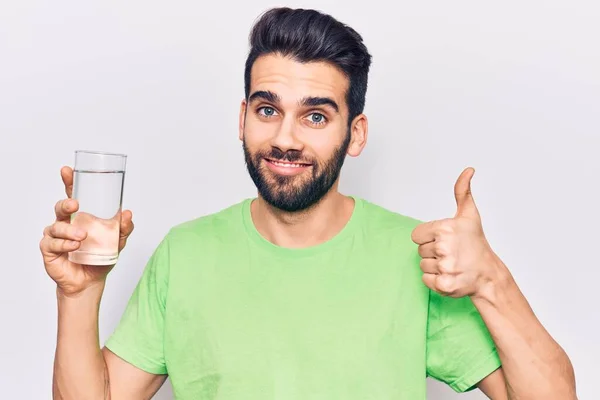 Jonge Knappe Man Met Baard Drinken Glas Water Glimlachend Gelukkig — Stockfoto