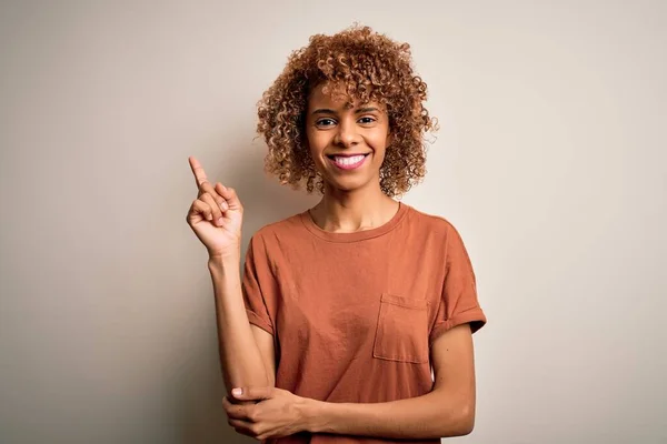 Mulher Americana Africana Bonita Com Cabelo Encaracolado Vestindo Camiseta Casual — Fotografia de Stock