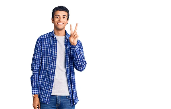 Joven Hombre Amerciano Africano Vistiendo Ropa Casual Sonriendo Mirando Cámara —  Fotos de Stock