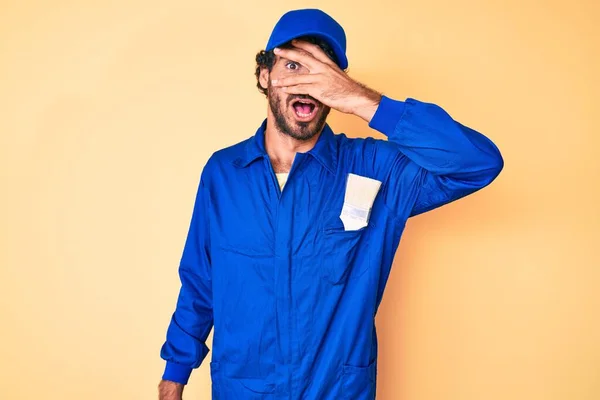 Bonito Jovem Com Cabelo Encaracolado Urso Vestindo Uniforme Macacão Construtor — Fotografia de Stock