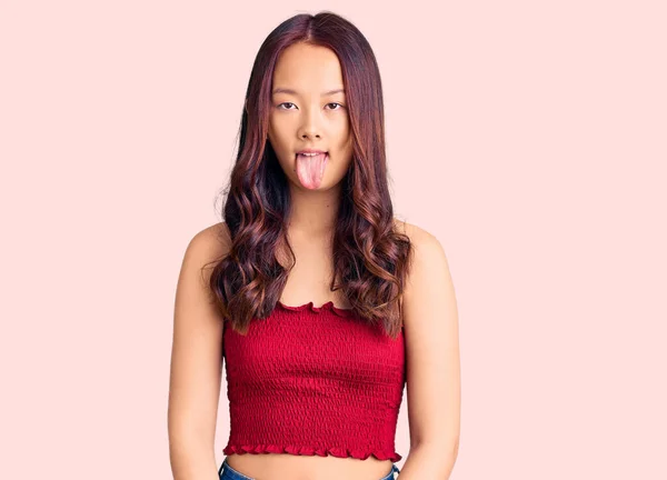 Junge Schöne Chinesische Mädchen Lässiger Kleidung Streckt Die Zunge Glücklich — Stockfoto