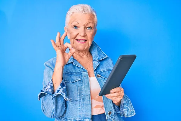 Senior Hermosa Mujer Con Ojos Azules Pelo Gris Usando Dispositivo —  Fotos de Stock