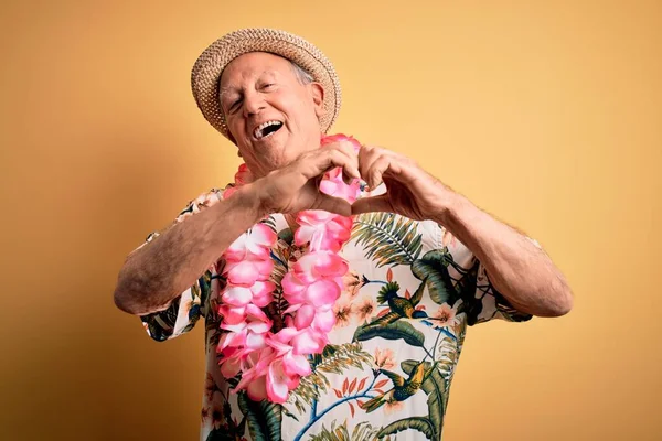Γκριζομάλλης Ηλικιωμένος Άνδρας Φορώντας Καλοκαιρινό Καπέλο Και Hawaiian Lei Πάνω — Φωτογραφία Αρχείου