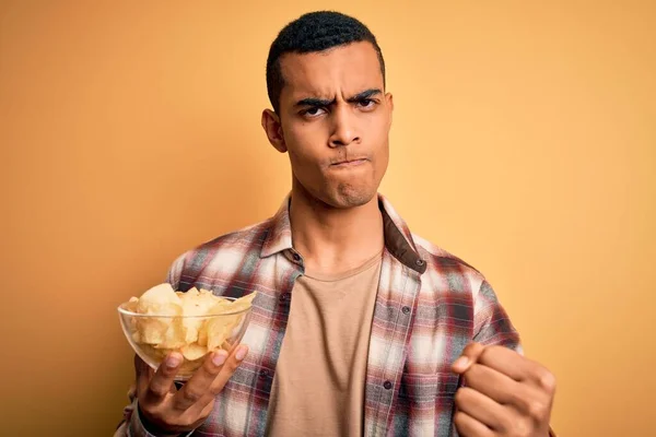 Joven Hombre Afroamericano Guapo Sosteniendo Tazón Papas Fritas Sobre Fondo — Foto de Stock