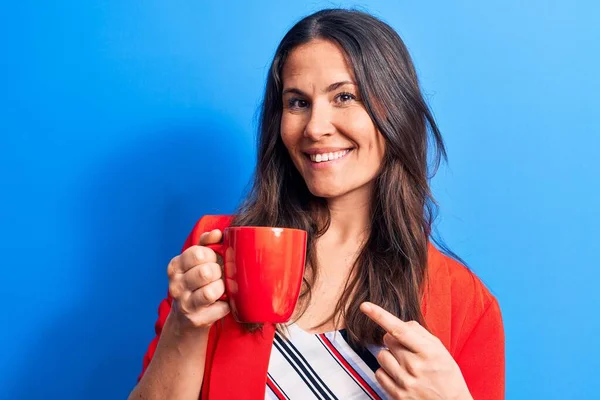 Jong Mooi Brunette Zakenvrouw Drinken Mok Van Koffie Geïsoleerde Blauwe — Stockfoto