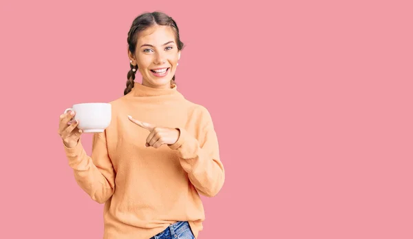 Hermosa Mujer Caucásica Con Pelo Rubio Bebiendo Café Sonriendo Feliz — Foto de Stock