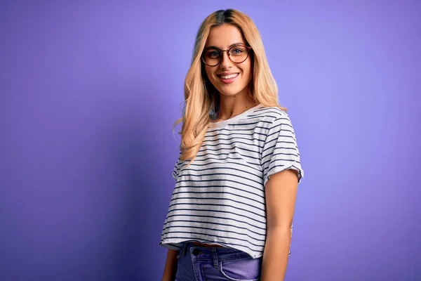 Młoda Piękna Blondynka Paski Koszulka Okulary Fioletowym Tle Szczęśliwym Chłodnym — Zdjęcie stockowe