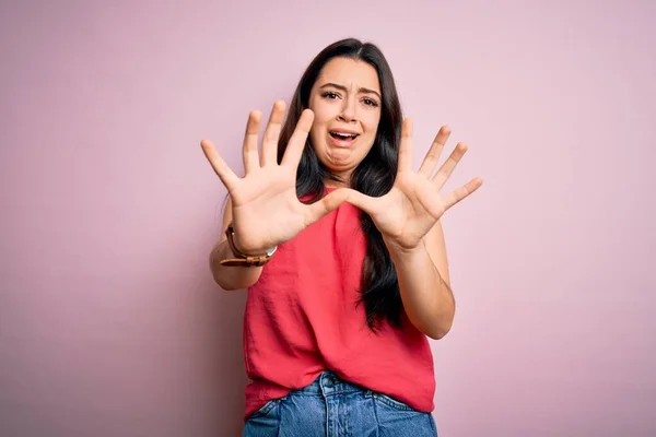 Giovane Donna Bruna Indossa Casual Camicia Estiva Sfondo Rosa Isolato — Foto Stock