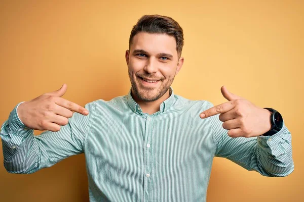 Jovem Homem Negócios Com Olhos Azuis Vestindo Elegante Camisa Verde — Fotografia de Stock