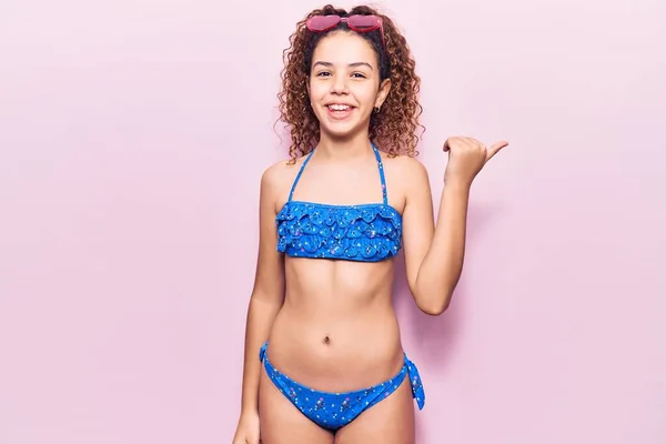 Hermosa Niña Con Pelo Rizado Con Bikini Gafas Sol Sonriendo — Foto de Stock