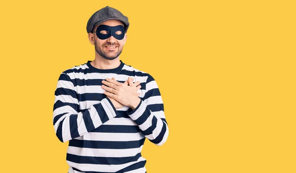 Hırsız Maskesi Takan Elleri Göğsünde Gözleri Kapalı Gülümseyen Yüzünde Minnet — Stok fotoğraf
