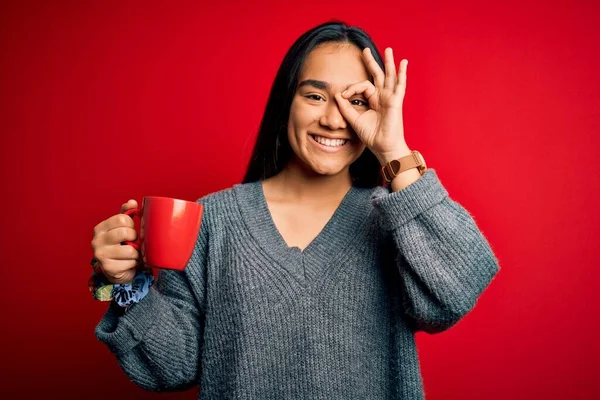 Jovem Bela Mulher Asiática Bebendo Caneca Café Sobre Isolado Vermelho — Fotografia de Stock