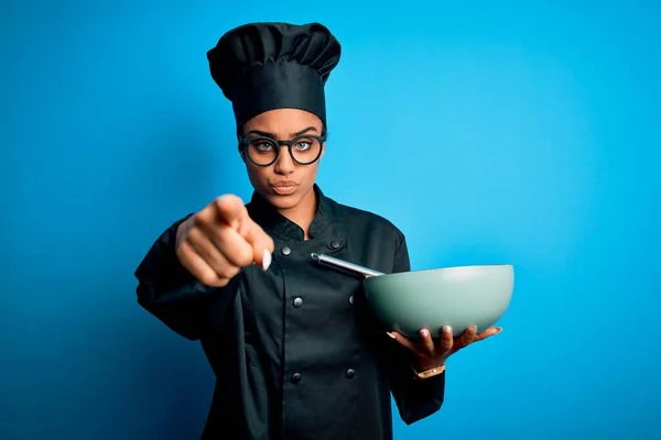 Junge Afrikanisch Amerikanische Kochmädchen Tragen Kochuniform Und Hut Mit Schneebesen — Stockfoto