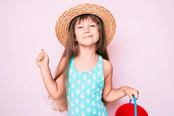 Kleines Kaukasisches Mädchen Mit Langen Haaren Das Mit Sommerschaufel Und — Stockfoto