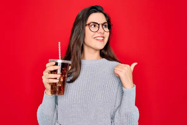 Jong Mooi Meisje Dragen Bril Drinken Zoet Drankje Soda Rode — Stockfoto