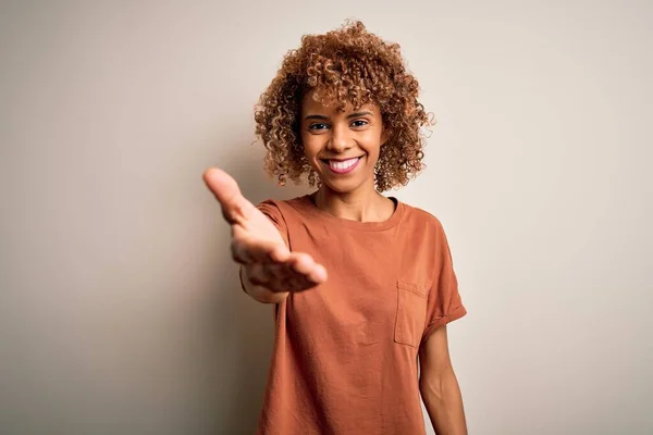 Bella Donna Afro Americana Con Capelli Ricci Indossa Casual Shirt — Foto Stock