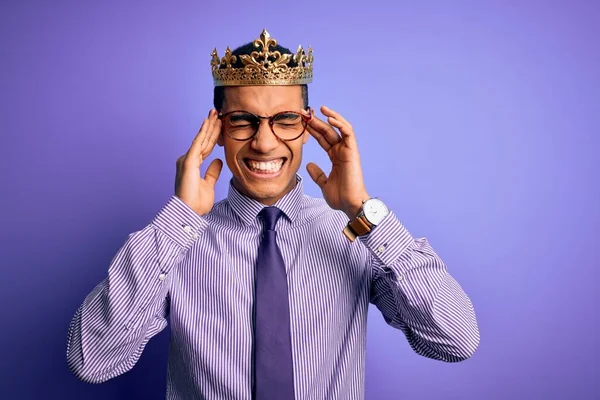 年轻英俊的非洲裔美国男人 头戴金色王冠 头戴紫色背景 因压力而头痛 痛苦的偏头痛 — 图库照片