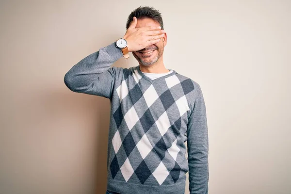 미남의 남자가 스웨터 웃으며 손으로 맹목적 — 스톡 사진