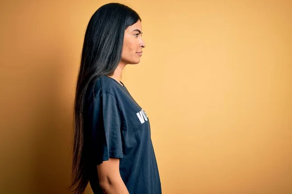 Joven Mujer Hispana Hermosa Vistiendo Camiseta Voluntaria Como Caridad Social — Foto de Stock