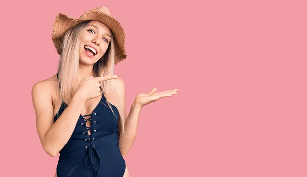 Young Beautiful Blonde Woman Wearing Swimwear Summer Hat Amazed Smiling — Stock Photo, Image