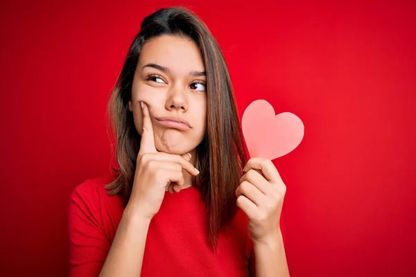 Junge Schöne Brünette Romantische Mädchen Mit Rotem Papier Herzform Über — Stockfoto