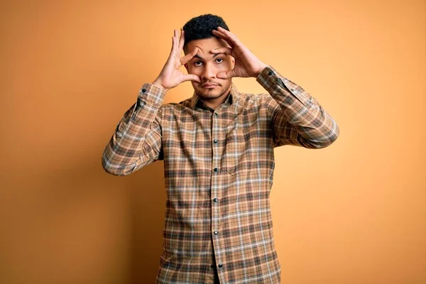 Junger Gutaussehender Mann Lässigem Hemd Der Vor Isoliertem Gelben Hintergrund — Stockfoto