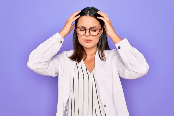 Joven Hermosa Mujer Psicóloga Morena Con Abrigo Gafas Sobre Fondo —  Fotos de Stock